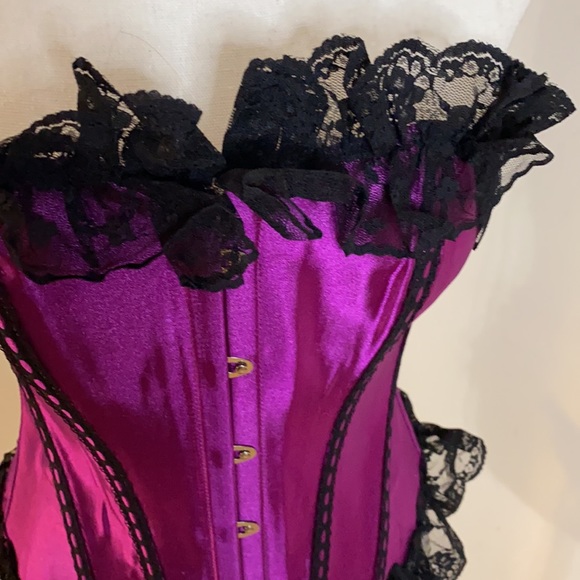 Magenta and black lace corset - Picture 2 of 7